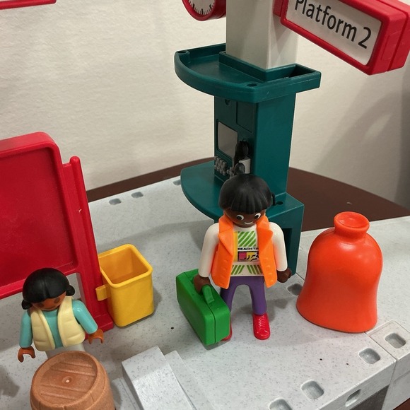 VTG Playmobil 4382 Double Platform Train Station - Newcastle - With Figures - Picture 5 of 9